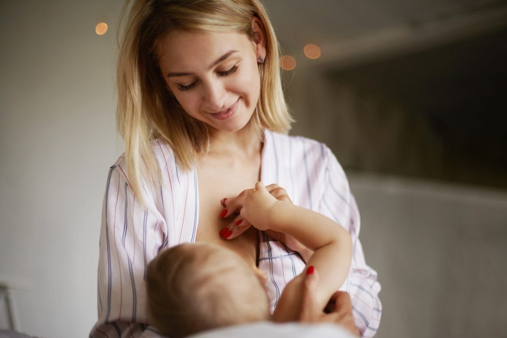 back-view-adorable-six-month-old-infant-drinking-breast-milk-attractive-young-european-woman-home-clothing-cradling-her-baby-daughter-arms-breastfeeding-her-enjoying-deep-connection_344912-51