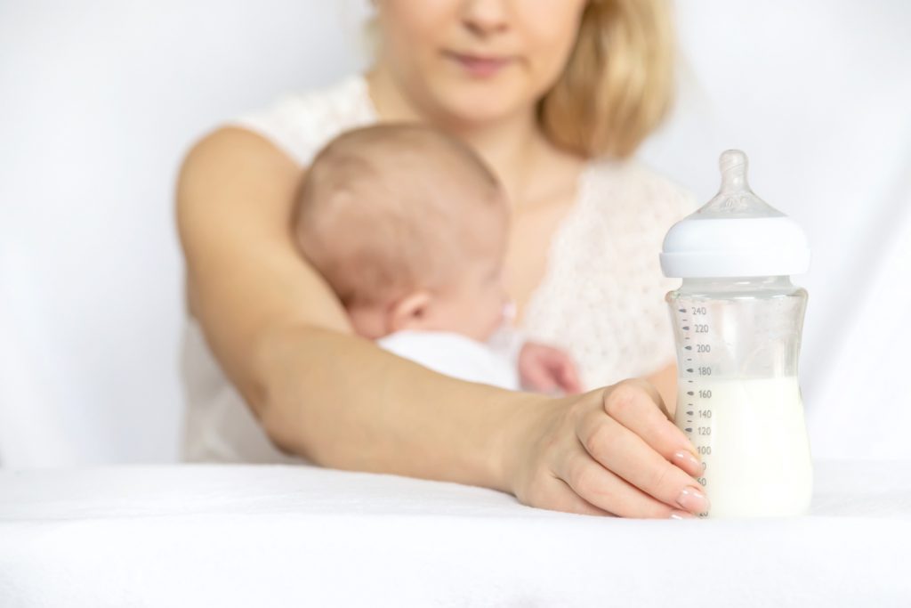 mother-feeds-baby-from-bottle